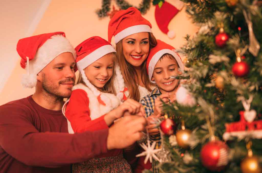 decorar árbol de navidad en familia